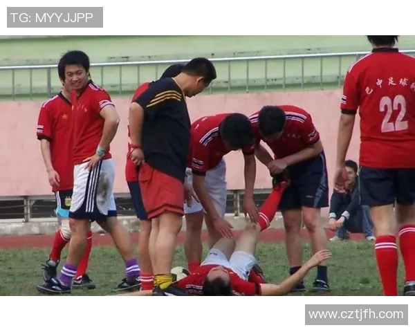 足球明星因意外受伤突遭停赛 引发球迷与媒体热议